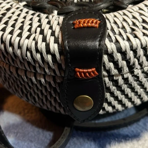 BLACK/WHITE ROUND RATTAN ROUND CROSSBODY BAG - Picture 7 of 7